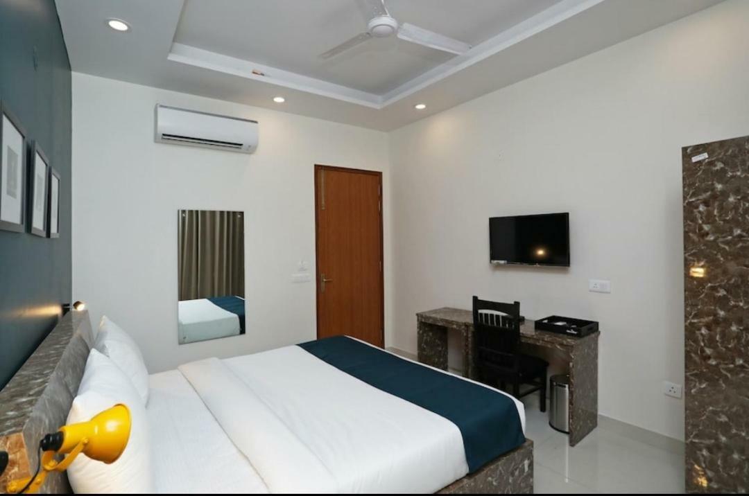 Hotel Galaxy Inn Γκουργκάον Εξωτερικό φωτογραφία